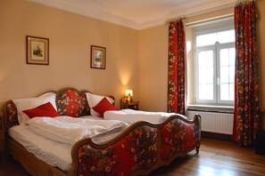 19 bedrooms, iron/ironing board, travel crib, free WiFi - Castle in Ardennes near Forest & Sauna (Freux)