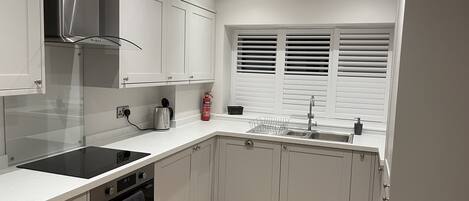 ثلاجة، ميكروويف، فرن، موقد طهي مسطح