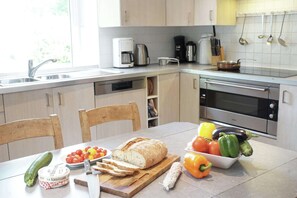 Fridge, microwave, oven, stovetop - House in Ardennes with River and Forest Views (Redu)