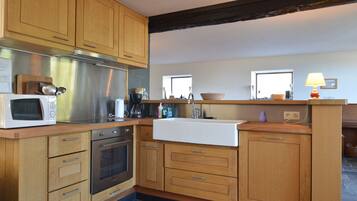 Een koelkast, een microgolfoven, een oven, een kookplaat