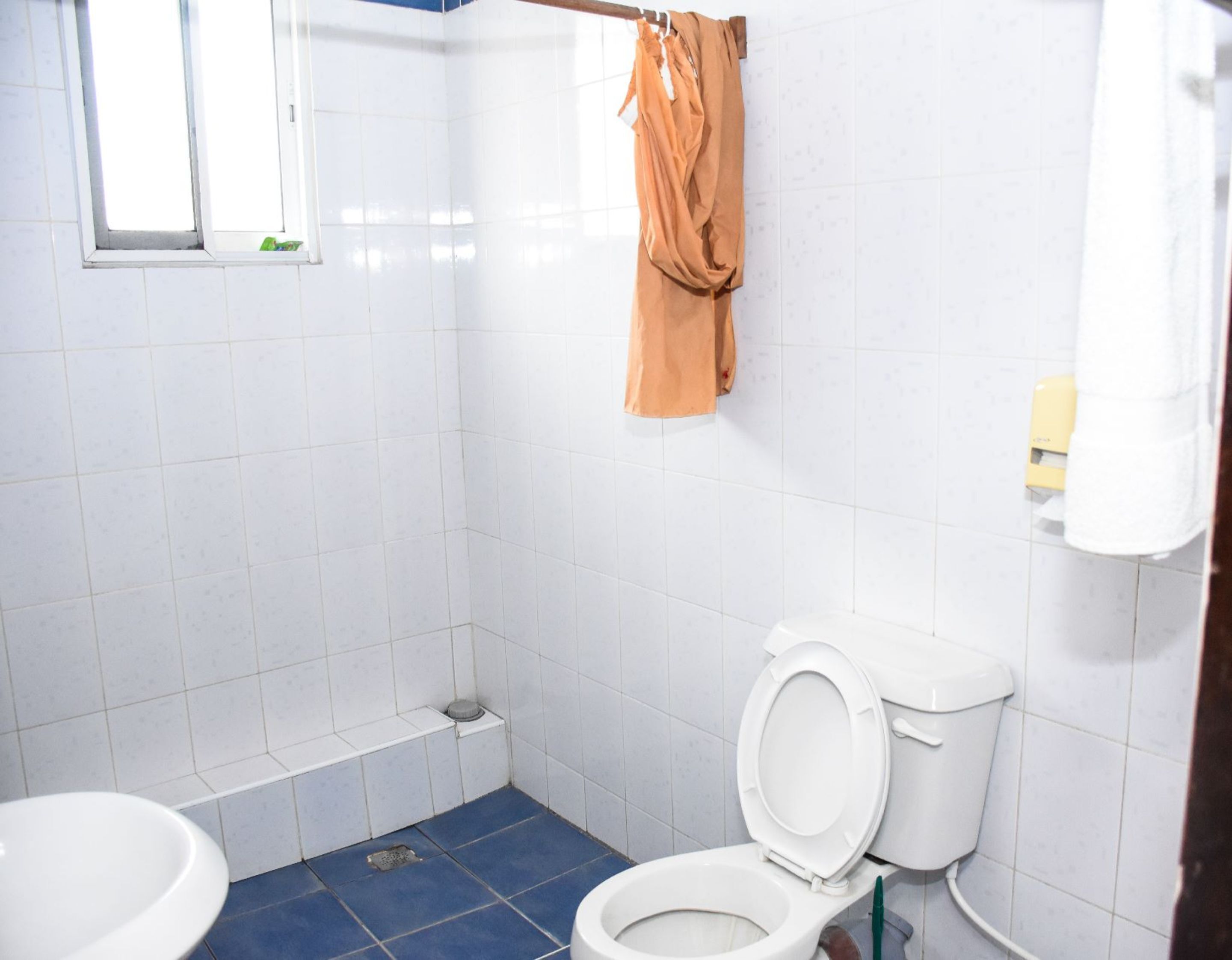 shower, rainfall showerhead, free toiletries, slippers