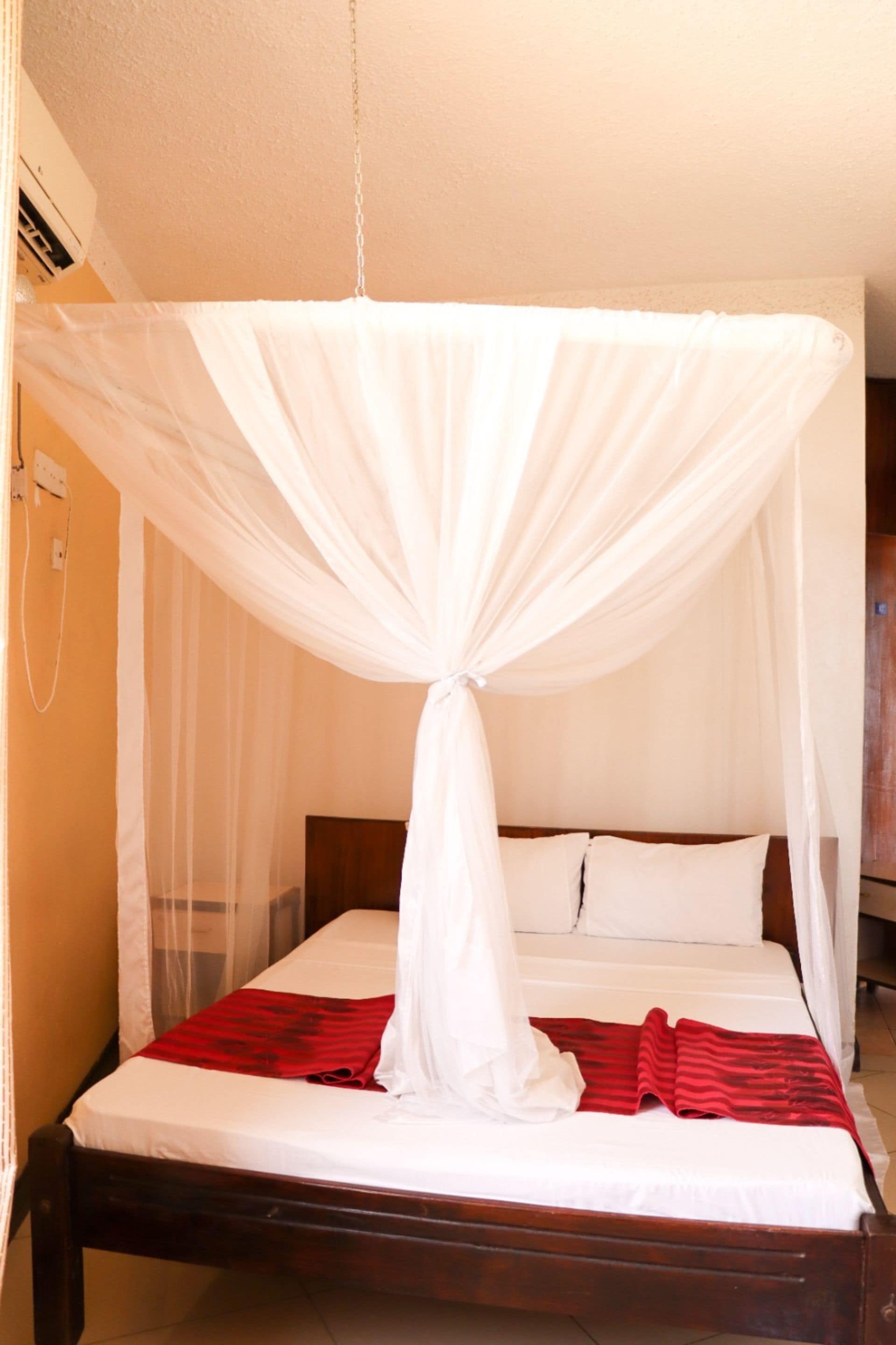 standard single room | premium bedding, pillow-top beds, minibar, laptop workspace