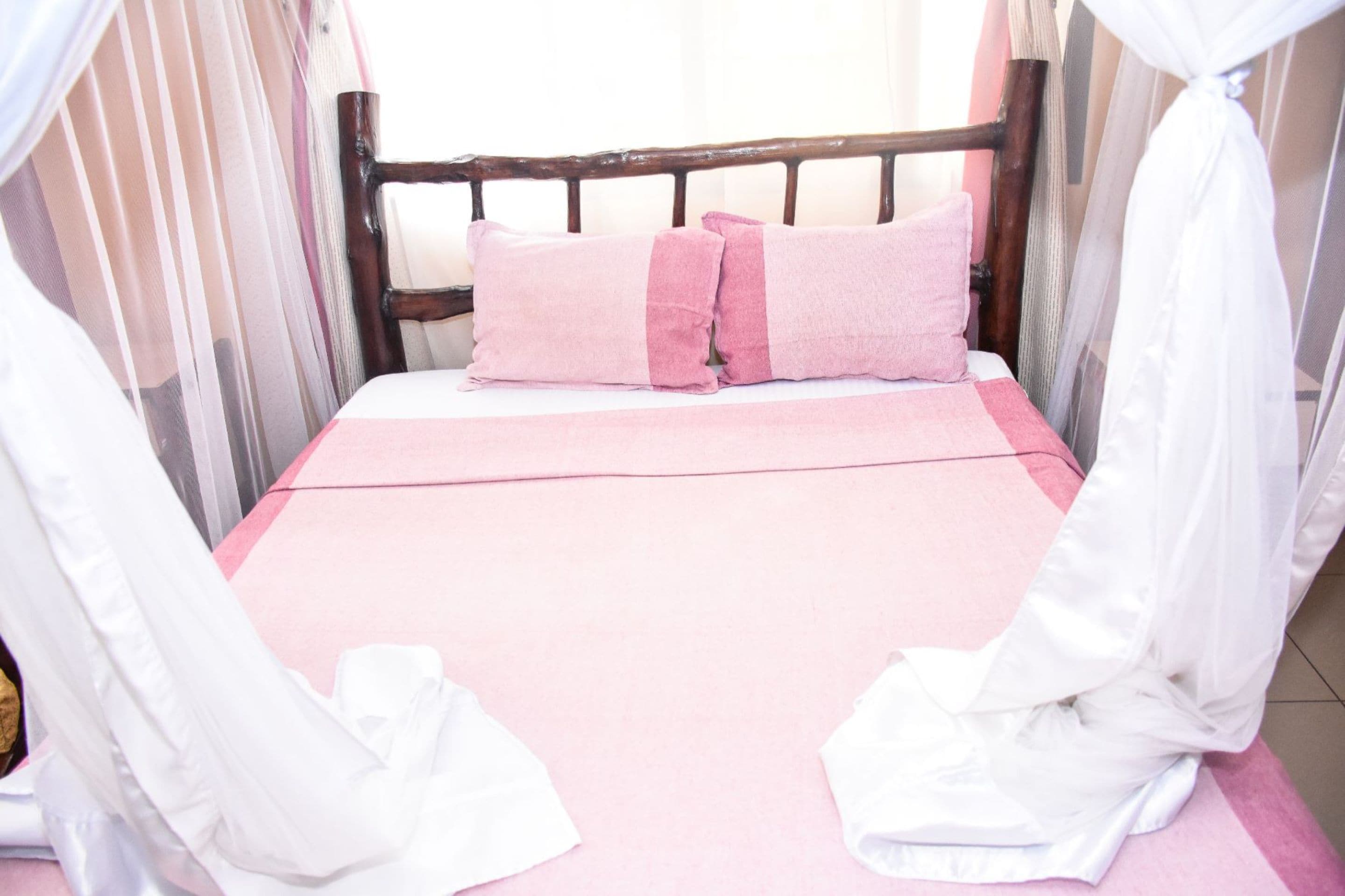 standard single room | premium bedding, pillow-top beds, minibar, laptop workspace