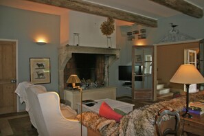 Smart-tv, eldstad, dvd-spelare och kontor