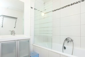 Bathtub - Stunning Cottage with Terrace in Manhay (Vaux-Chavanne)