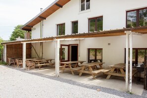 Outdoor dining - Holiday Home in Ardennes with Sauna & Nature (La Fosse)