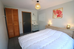 17 bedrooms, free WiFi - Holiday Home in Ardennes with Sauna & Nature (La Fosse)