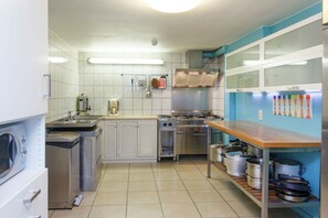 Mikrovågsugn, ugn, diskmaskin och barnstol