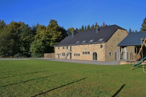 Exterior - Spacious holiday home with a large playroom (Manhay)