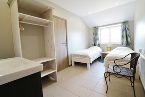 11 bedrooms, travel crib, free WiFi - Spacious holiday home with a large playroom (Manhay)