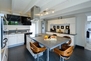 Kjøleskap, mikrobølgeovn, ovn og kokeplater