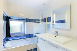 Combined shower/tub