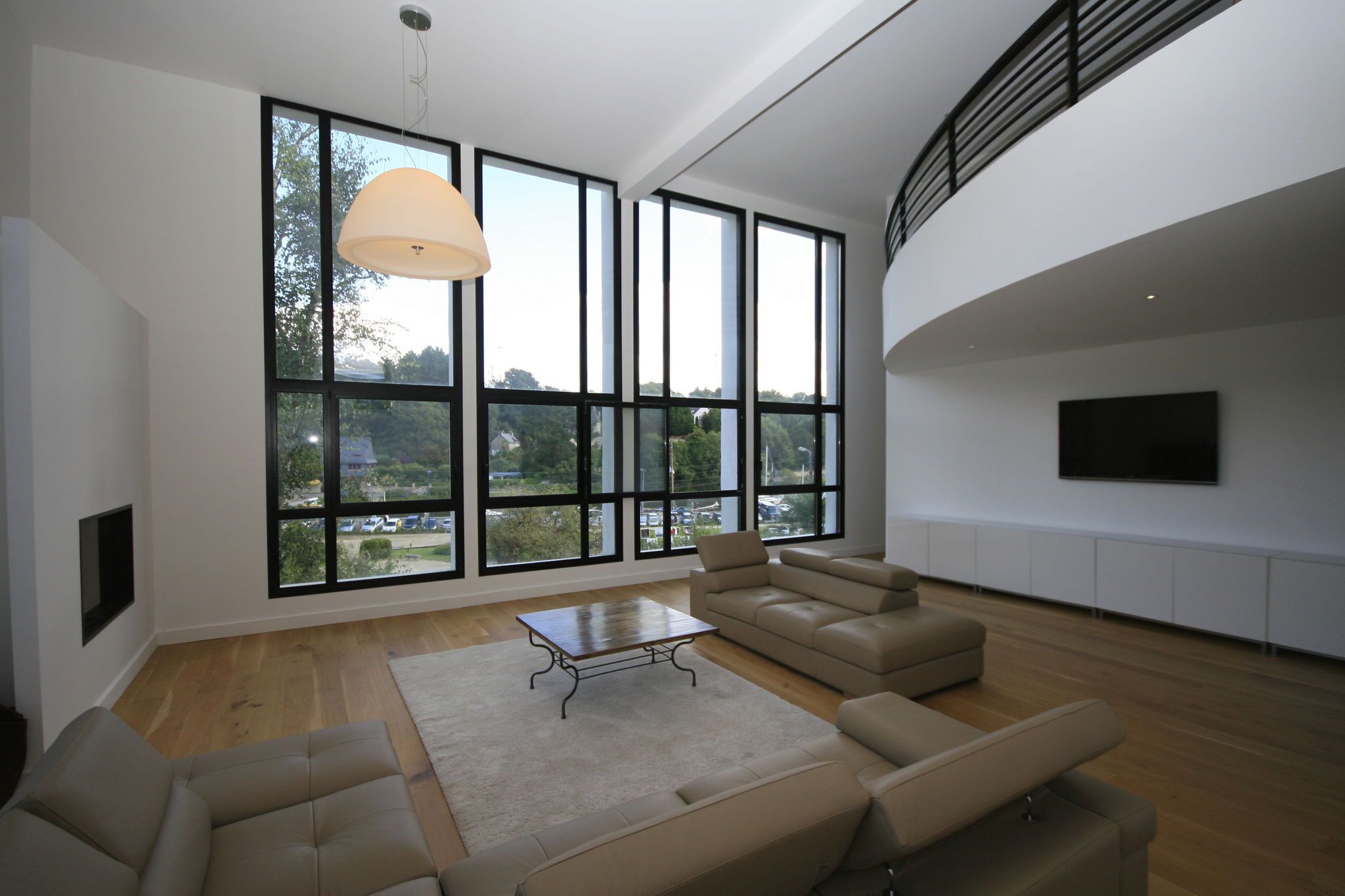 TV connectée, cheminée, lecteur de DVD, chaîne hi-fi