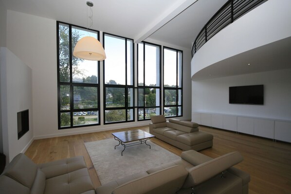 TV connectée, cheminée, lecteur de DVD, chaßne hi-fi