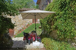 Outdoor dining - Villa in Bagard with Garden, BBQ, Garden Furniture, Playroom (Bagard)