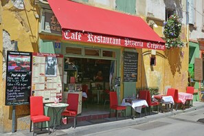 تناول الطعام بالخارج