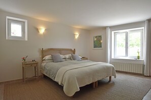 5 bedrooms, iron/ironing board, free WiFi