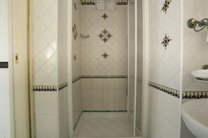 Kombination af bruser/badekar, bidet