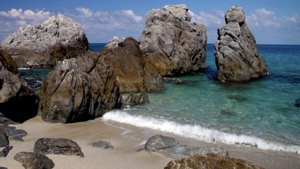 A beach with large rock formations and clear turquoise water. - Mansion in Parghelia near Coast of the Gods (Parghelia)