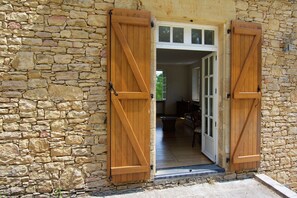 Exterior detail - Lush country house with private pool (Marminiac)