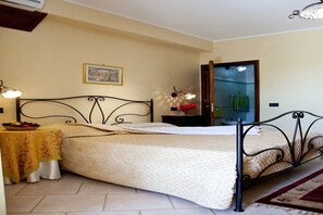 3 bedrooms, free WiFi - Villa in Alia with Pool & Olive Views (Alia)