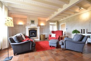 TV connectée, cheminée, table de tennis de table