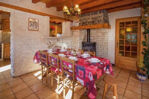 Dining - Chalet in Rhone Alpes with Stunning Views (Abondance)