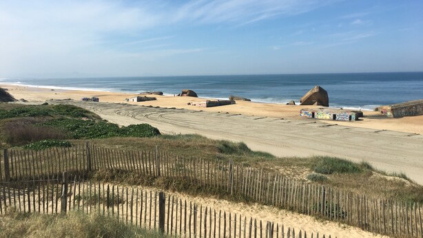A beach with large rocks, a sandy path, and a wooden fence. - House 87 M2 in closed and secured residence 500m from the beach (Capbreton)