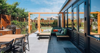 Beautiful bungalow with outdoor kitchen, within walking distance of the beach.