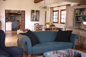 Smart TV, chimenea, reproductor de DVD y tenis de mesa 