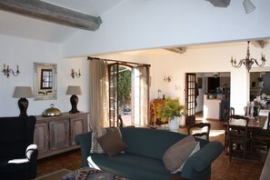 Smart-TV, peis, DVD-spiller og bordtennis