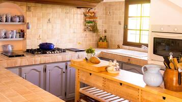 Micro-ondes, four, lave-vaisselle, cafetiĂšre/bouilloire