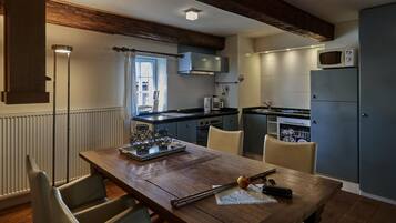 Een koelkast, een oven, een kookplaat, een koffiezetapparaat/waterkoker