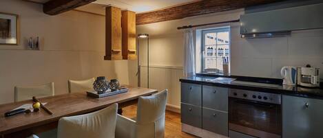 Réfrigérateur, four, plaque de cuisson, cafetiÚre/bouilloire