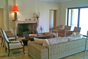 Smart-tv, een open haard en een dvd-speler