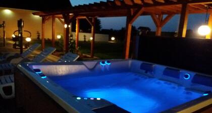 Przytulny domek z sauną , jacuzzi i basenem