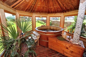 Outdoor spa tub