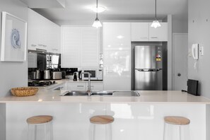 雪櫃、微波爐、焗爐、爐具