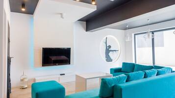 Una Smart TV, una chimenea