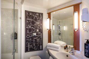 Shower, hydromassage showerhead, eco-friendly toiletries, hair dryer - Hôtel Ibis Cannes Mouans Sartoux (Mouans-Sartoux)