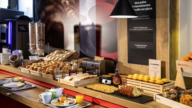 A breakfast buffet with various pastries, breads, and beverages. - Hôtel Ibis Cannes Mouans Sartoux (Mouans-Sartoux)