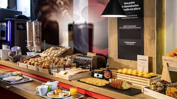 Sarapan prasmanan setiap hari (EUR 13.9 per orang)