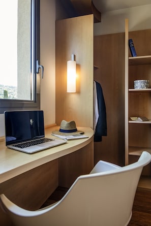 Standaard kamer, 1 tweepersoonsbed | Individueel gedecoreerd, individueel gemeubileerd, een bureau