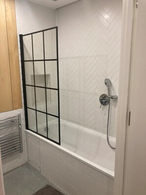 Basic Apartment, 1 King Bed | Bathroom | Hair dryer, towels, soap, shampoo