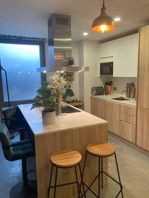 Departamento básico, 1 cama King size | Cocina privada | Refrigerador, microondas, horno y parrilla de estufa 