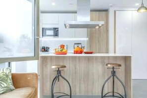 Departamento básico, 1 cama King size | 1 habitación, espacio para trabajar con laptop y ropa de cama 