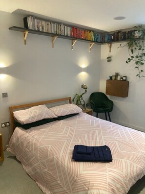 Departamento básico, 1 cama King size | 1 habitación, espacio para trabajar con laptop y ropa de cama 
