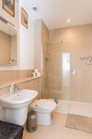 Basic-Apartment, 1 Doppelbett und Schlafsofa | Badezimmer | Dusche, Haartrockner, Handtücher, Seife