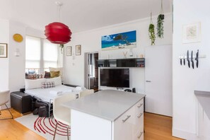 Departamento básico, 1 cama matrimonial y sofá cama | Cocina privada | Refrigerador, microondas, horno y parrilla de estufa 