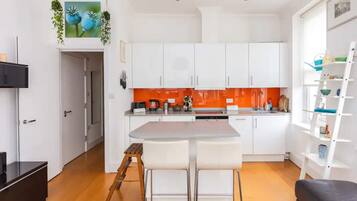 Eenvoudig appartement, 1 tweepersoonsbed met slaapbank | Privékeuken | Een koelkast, een microgolfoven, een oven, een kookplaat